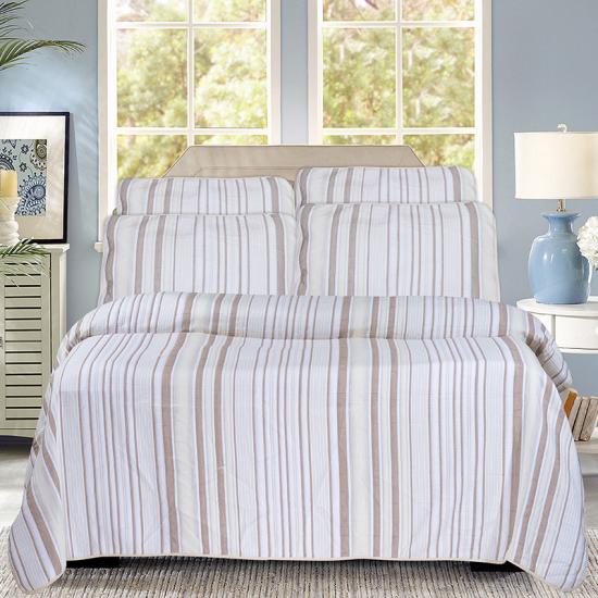 Comment la couette en microfibre de polyester se compare-t-elle aux matériaux naturels comme le coton ou la laine ?